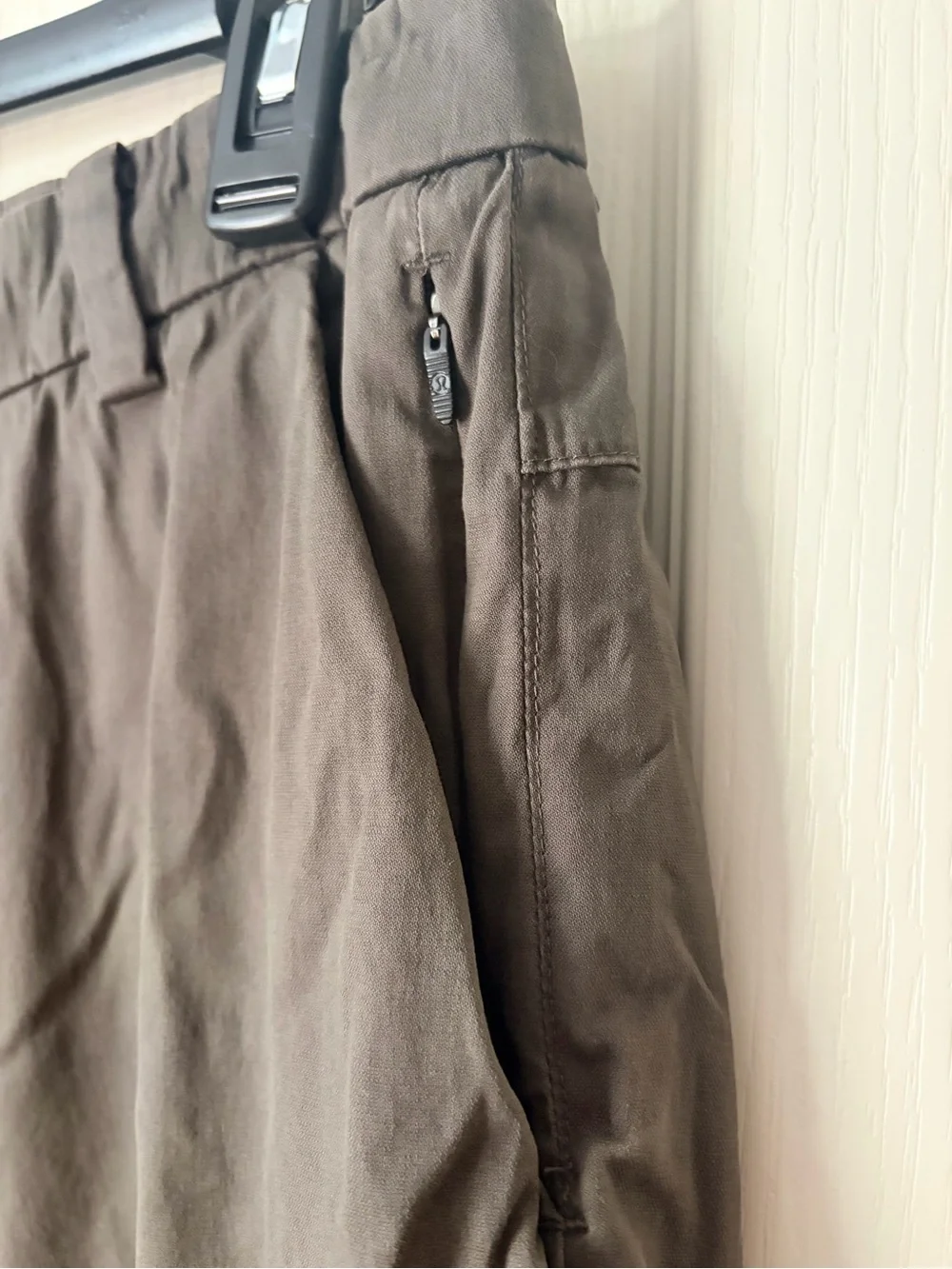 Lululemon men’s ABC Classic Fit Trouser Warpstreme, Olive Brown Size 34